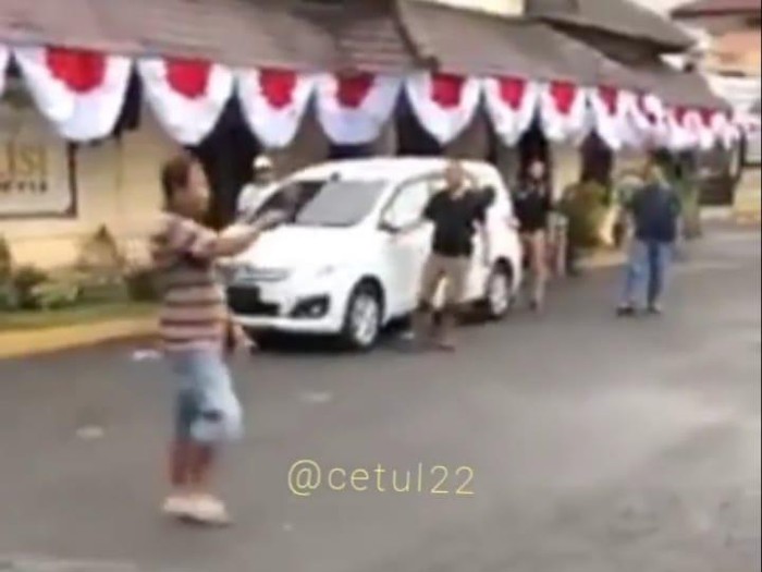 Seorang Pria Nekat Bawa Parang Ke Mapolres Jember, Polisi Lepaskan Tembakan