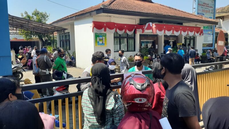 Lengkapi Syarat Bantuan, Ratusan Pelaku UMKM Kota Madiun Membeludak di Dinas Penanaman Modal