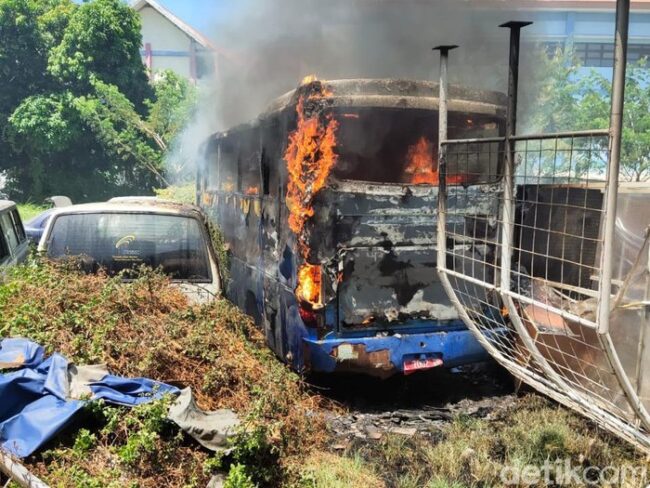 Sudah Dilelang, Bus Milik Unair Surabaya Terbakar
