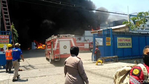 8 Blok Pabrik Aksesoris Motor Lamongan Ludes Terbakar, Kerugian Capai Rp1 Triliun