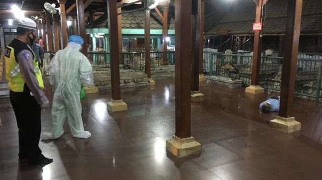Innalillahi! Peziarah Asal Jombang Meninggal saat Berzikir di Makam Sunan Giri