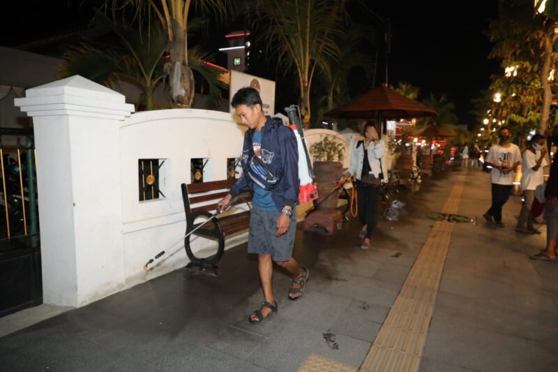 Tidak Pakai Masker, Puluhan Warga Dihukum Nyemprot Disinfektan di Jalanan Kota Madiun