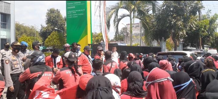 Ratusan Pekerja Pabrik Beha Unjuk Rasa di BPJS Ketenagakerjaan Madiun