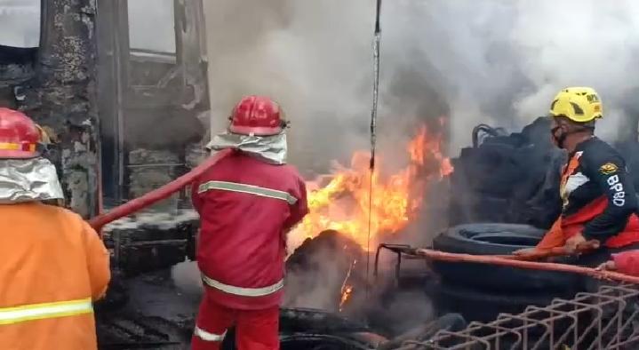 Waduh! Garasi Bus Cendana di Madiun Terbakar, 2 Bus dan 1 Pikap Hangus terbakar