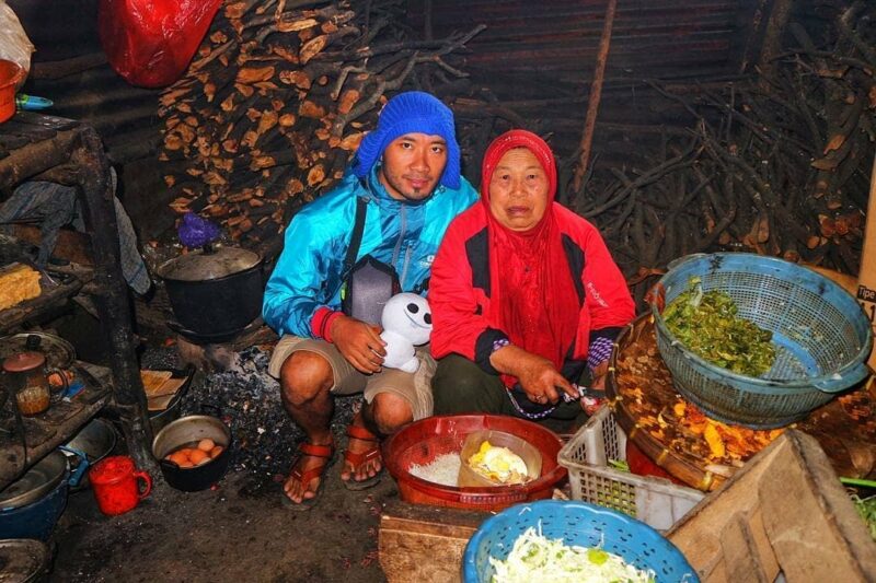 Mengenal Sosok Mbok Yem, Pemilik Warung Tertinggi di Puncak Lawu