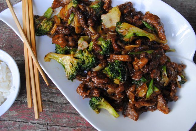 Kuy Bikin Daging Sapi Lada Hitam Plus Brokoli yang Endes