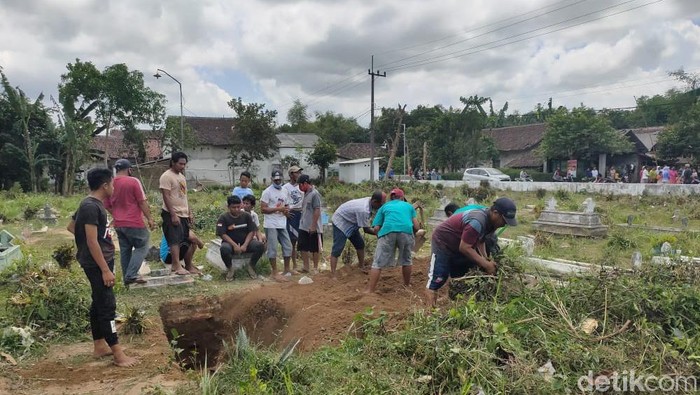 Tolak Pasien Covid-19 Dimakamkan dengan Protokol Kesehatan, Warga di Jember Uruk Kembali Liang Lahad