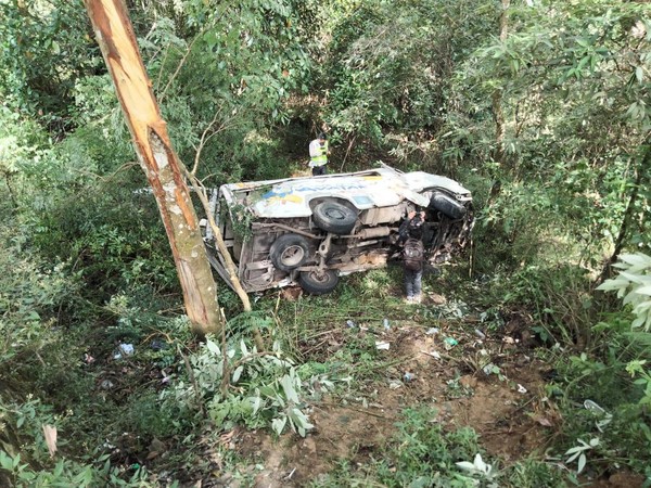 Minibus Wisatawan Terjun ke Jurang Sarangan 10 Meter, 1 Meninggal