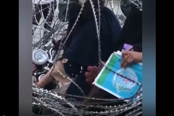 Aksi Emak-Emak di Palu Nyungsep Akibat Nekat Terobos Kawat Berduri