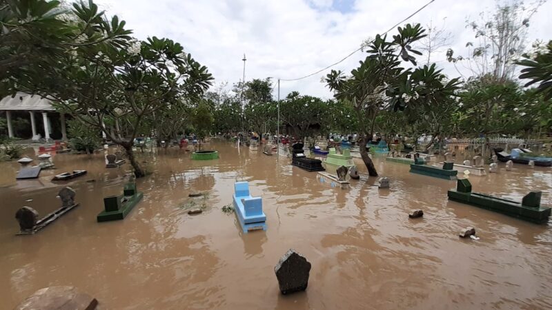 Waduh, Tempat Permakaman di Madiun Terendam Banjir