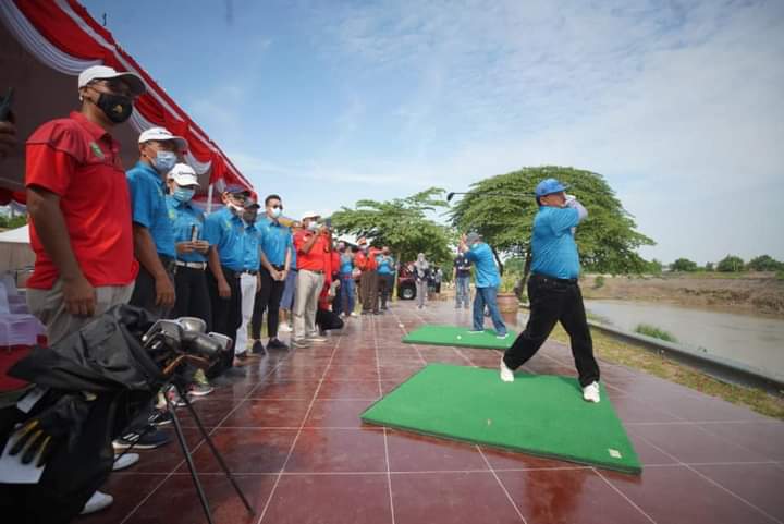 Mantap! Ada Tempat Latihan Golf di Bantaran Kali Madiun