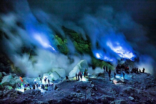Mulai dari Fenomena Blue Fire, Inilah Beberapa Fakta Menarik Tentang Kawah Ijen