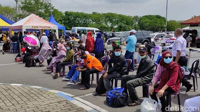 Antrean Rapid Test Antigen Mengular di Bandara Juanda dan Padat di Stasiun Gubeng