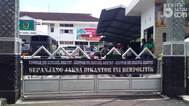 Gerakan Reformasi Segel Kantor Kejari Jember