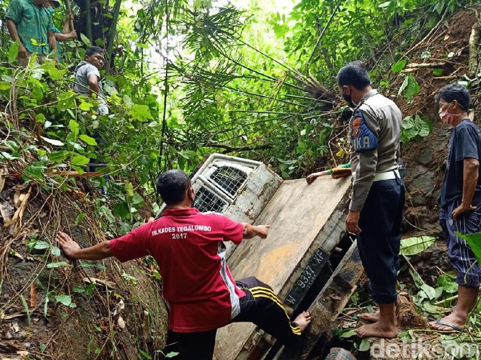 Innalillahi…Pikap Masuk Jurang di Pacitan, 3 Penumpang Meninggal