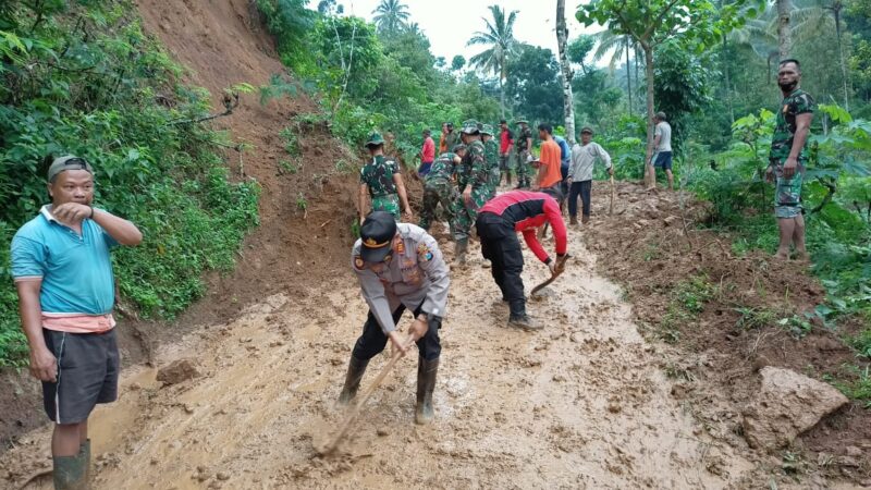 Akses Sulit, Pembersihan Tanah Longsor di Madiun Dilakukan Secara Manual