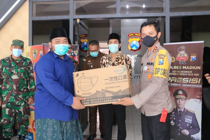 Putus Persebaran Covid-19, Jatim Canangkan Gerakan Santri Bermasker