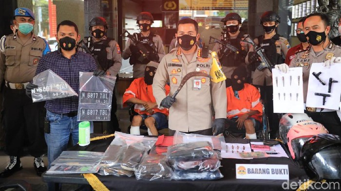 Dor! Polisi Tembak 2 Pelaku Curanmor karena Melawan Pakai Celurit