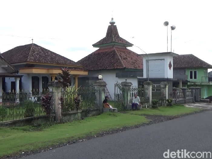 Gunung Semeru Luncurkan awan Panas, Enam Desa Diguyur Hujan Abu
