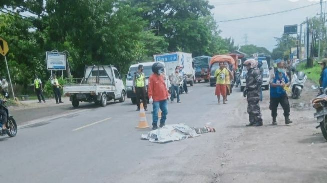 Berboncengan Motor, Pengantin Baru Terlindas Truk Gandeng di Mojokerto