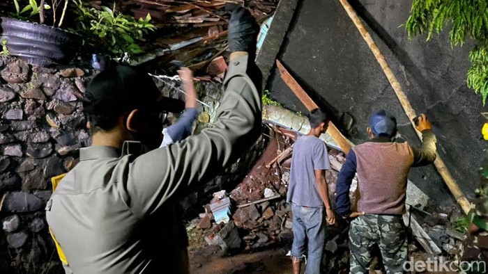 Longsor Nganjuk: Ibu dan Anak Ditemukan Tertimpa Reruntuhan Rumah