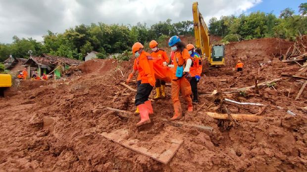 Tim Temukan 5 Jenazah Korban Tanah Longsor Nganjuk, Tinggal Satu Korban yang Dicari