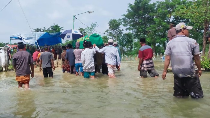 Cari Ikan saat Banjir, Warga Lamongan Meninggal Digigit Ular