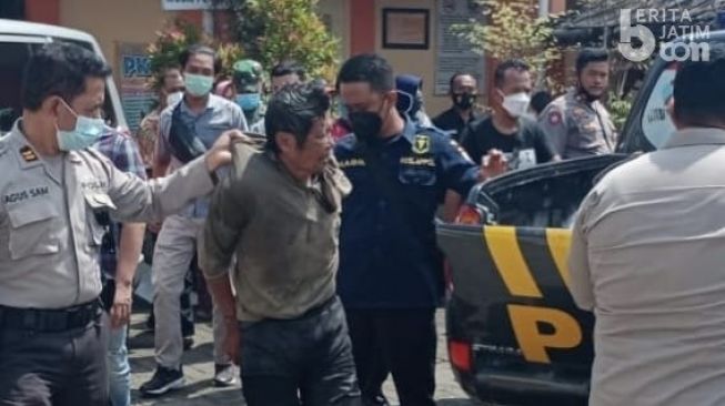 Tolong Warga, Polisi Kediri Terluka Dibacok Orang Gila