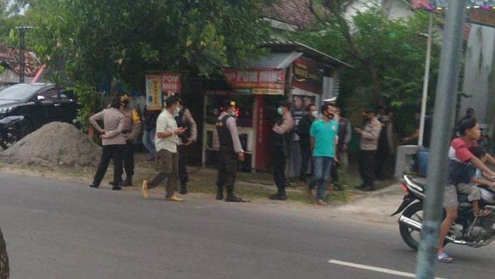 Densus Bawa Kaus Motif Doreng seusai Geledah Rumah Terduga Teroris Nganjuk