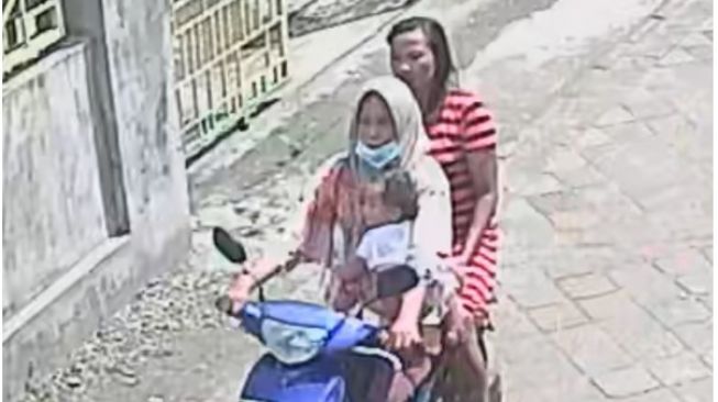 Sambil Gendong Anak, 2 Wanita di Mojokerto Berkomplot Curi Sepeda Motor