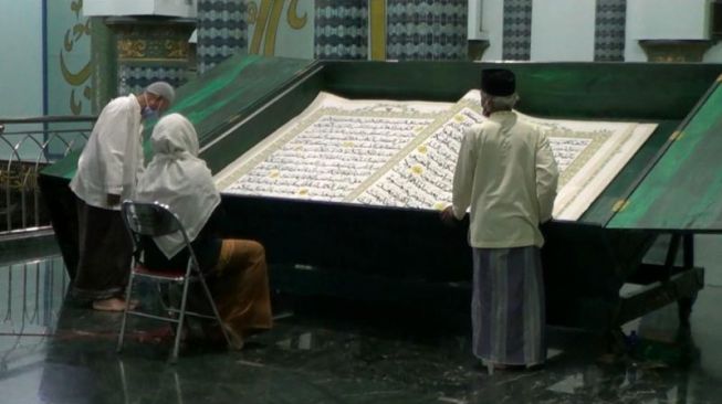 Jadi Tradisi, Masjid di Banyuwangi Gelar Tadarus Al-Quran Raksasa