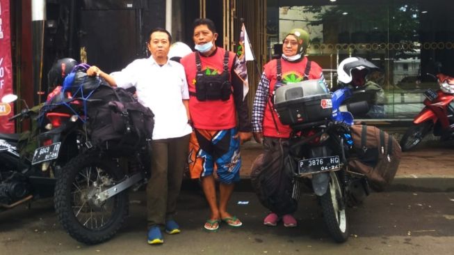 Pasutri Asal Jember Nekat Umrah Naik Sepeda Motor