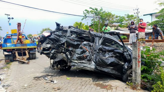 Mobil Ringsek Disambar Kereta di Surabaya, Pengemudi Meninggal