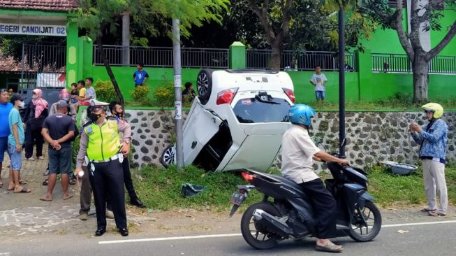 Pengemudi Mengantuk, Honda Brio Terbalik Masuk Selokan di Jember