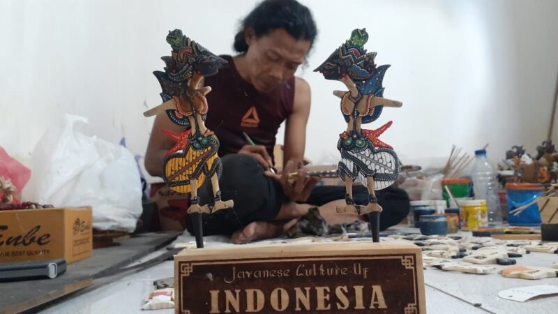 Keren! Wayang dari Limbah Kayu Produksi Pria Madiun Ini Tembus Pasar Ekspor