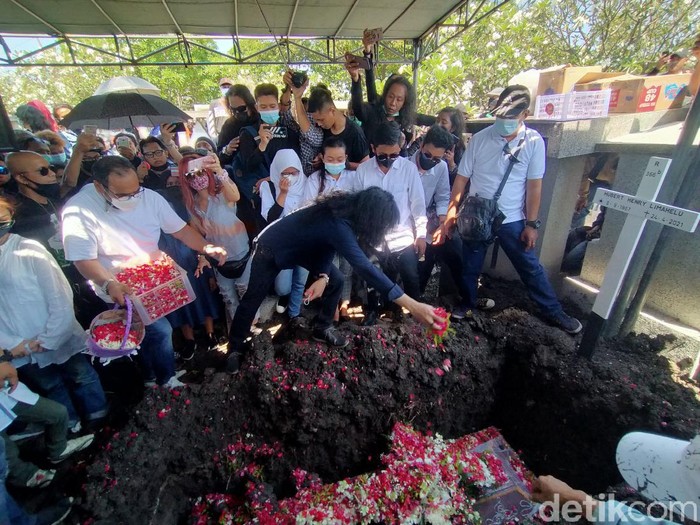 Ratusan Orang Antar Jenazah Hubert Henry Boomerang ke Permakaman
