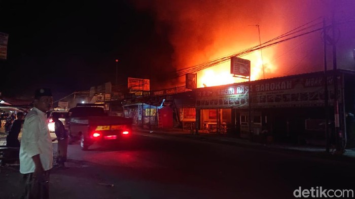2 Kebakaran di Lamongan, 1 Meninggal, 7 Kios Hangus