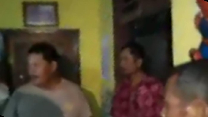 Digerebek Sedang di Rumah Perangkat Desa Perempuan, Kades di Tulungagung Sembunyi di Plafon