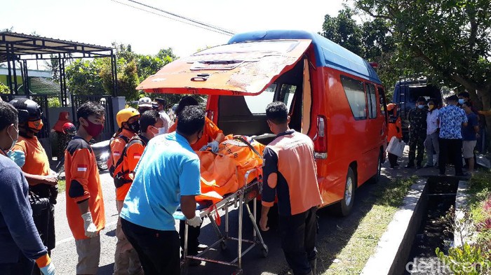 Mayat Perempuan Tertutup Tikar Membusuk di Kebun Tebu Malang