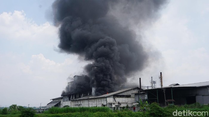 Diduga Mesin Oven Meledak, Pabrik Tepung di Mojokerto Terbakar Hebat