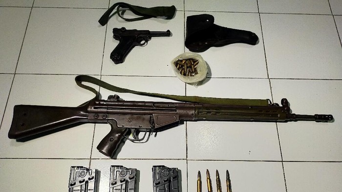 Bersih-Bersih Rumah, Warga di Surabaya Temukan Senjata Laras Panjang dan Pistol