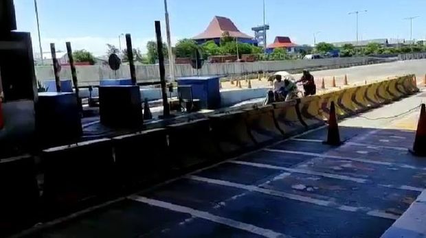 Pengayuh Becak Nekad Masuk Tol Surabaya-Gresik, Ternyata Ini Alasannya