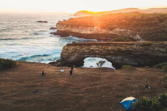 Wow, Indahnya Pantai Karang Bolong Pacitan