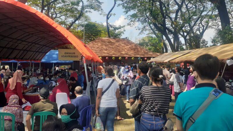 Vaksinasi Massal di Madiun Picu Kerumunan, Warga Khawatir Jadi Klaster Penularan Covid-19