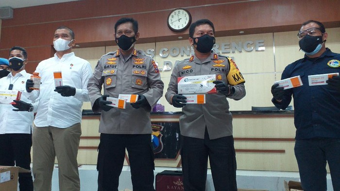 Polisi Tangkap Spekulan Obat dan Suplemen Covid-19 di Surabaya