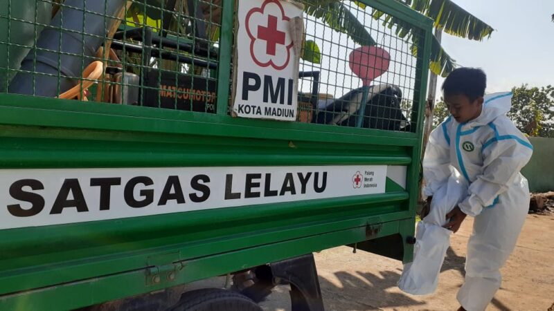 Inspiratif! Remaja 18 Tahun di Madiun Jadi Relawan Pemakaman Jenazah Covid-19