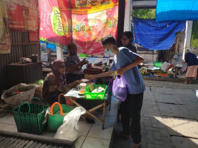 Ingin Pandemi Cepat Berakhir, Pemuda Madiun Bagikan Seribuan Masker ke Pedagang Pasar