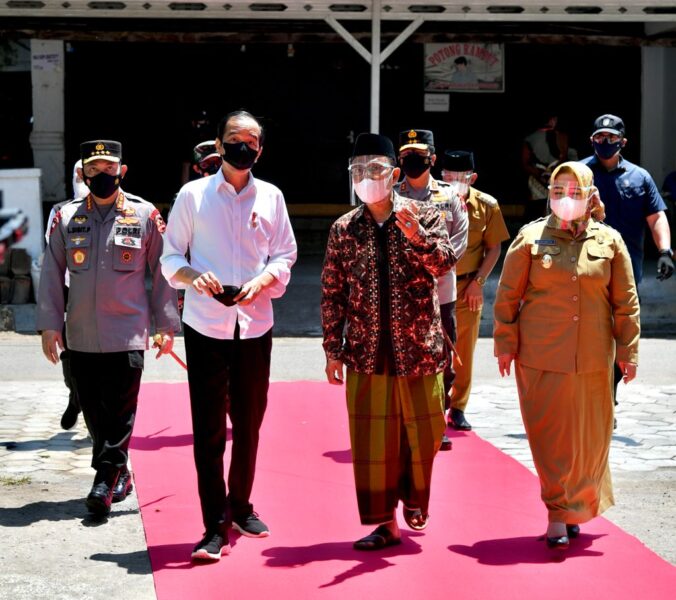 Jokowi Tinjau Vaksinasi di Ponorogo, Harapannya Penyebaran Covid-19 Bisa Dihentikan