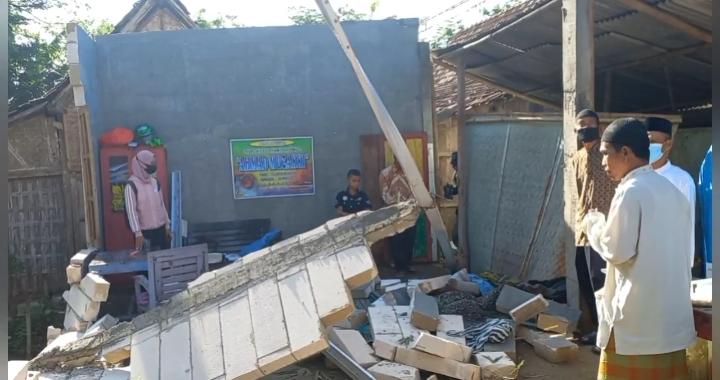 Hujan Deras Disertai Angin Kencang Robohkan Satu Rumah di Madiun