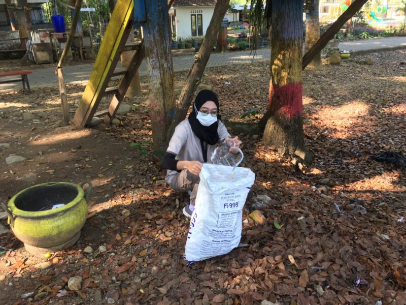 World Cleanup Day, Pemuda Madiun Punguti Sampah di Wisata Grape